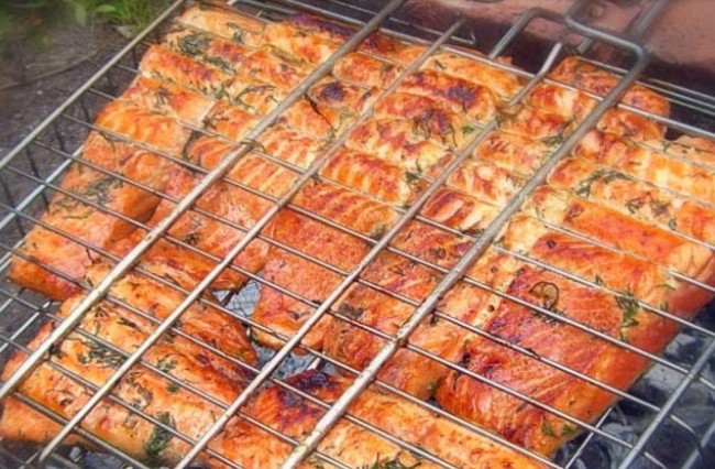1. Этап. Форель на углях: 2. Замаринованную рыбу помещаем на сетку и отправляем на разогретые угли. Обжариваем с двух сторон до появления румяной корочки, внутри рыбка должна оставаться розовой.