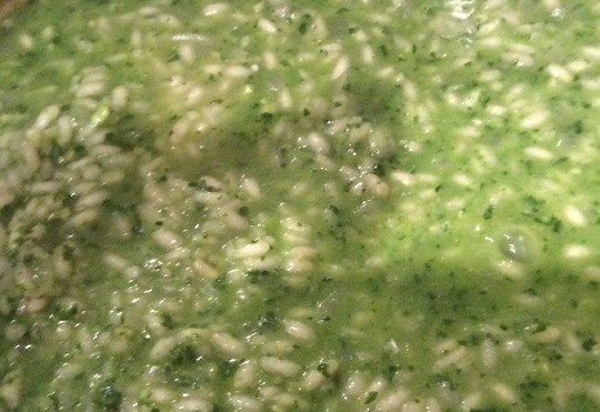 1. Этап. Базиликовое ризотто: 5. В готовый рис выложите соус, перемешайте. Томите еще пару минут. После снимите с огня и подавайте к столу базиликовое ризотто сразу же.