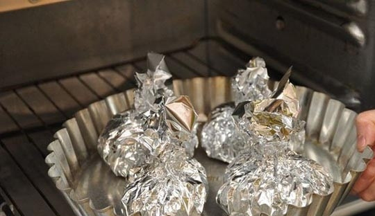 1. Этап. Куриное филе с грибами в духовке: В кусочек фольги кладите курицу. В центр филе выкладывайте грибную начинку. Скручивайте филе в форму 