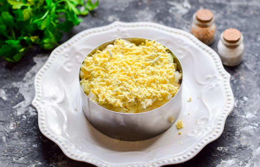 1. Этап. Салат Мимоза с кальмарами: Куриные желтки натрите на мелкой терке и посыпьте салат. Готовый салат 