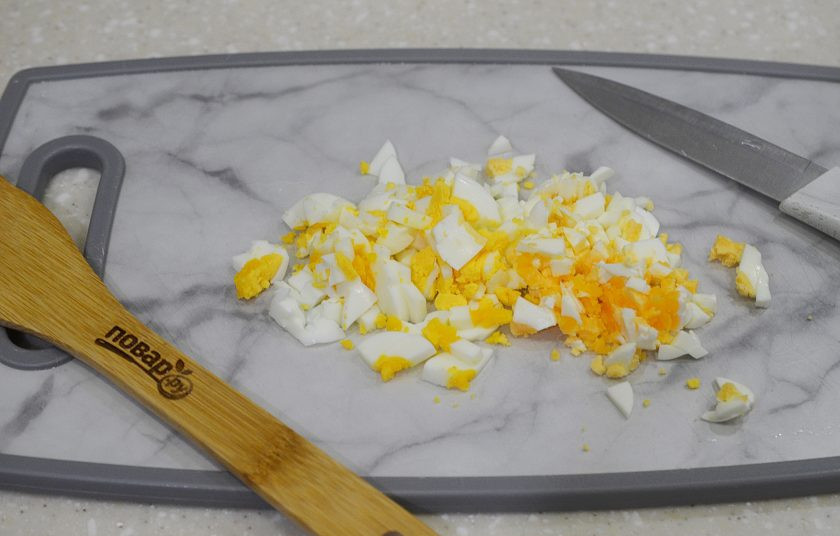 1. Этап. Печень трески по-мурмански: 1. Яйца почистите и нарежьте кубиком.