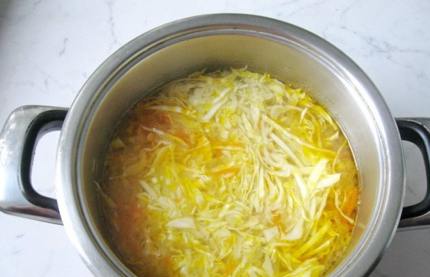 1. Этап. Щи вегетарианские: После этого нашинкуйте тонкой соломкой в суп капусту.