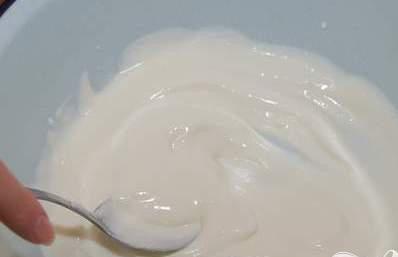 1. Этап. Манник с лесными ягодами: 1. Выложить сметану в миску. Соду насыпать в чашку и погасить уксусом. Добавить гашеную соду в миску со сметаной, тщательно перемешать.