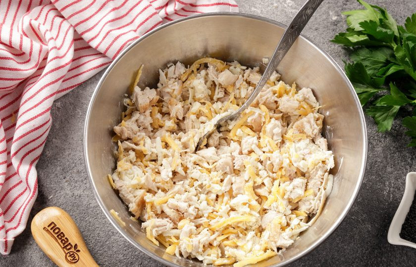 1. Этап. Бездрожжевой пирог с курицей: Перемешайте. Начинка готова.