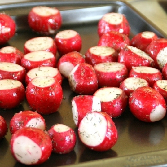 1. Этап. Запеченный редис: Выкладываем редис в миску, сбрызгиваем оливковым маслом, добавляем соль, перец и сушеный тимьян. Хорошенько перемешиваем, чтобы редис равномерно пропитался специями. Затем редис перекладываем на противень.