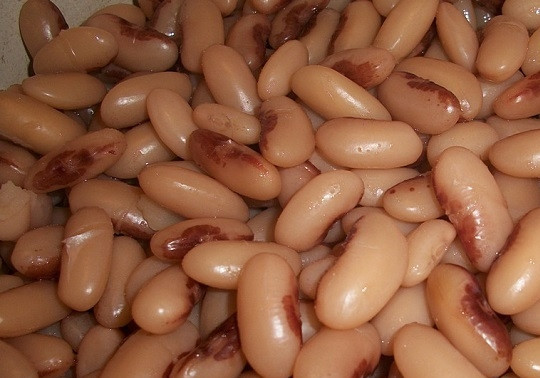 1. Этап. Салат с бобами на зиму: 1. Фасоль лучше всего на ночь замочить в холодной воде. Потом промойте её под проточной водой и отварите до мягкости.