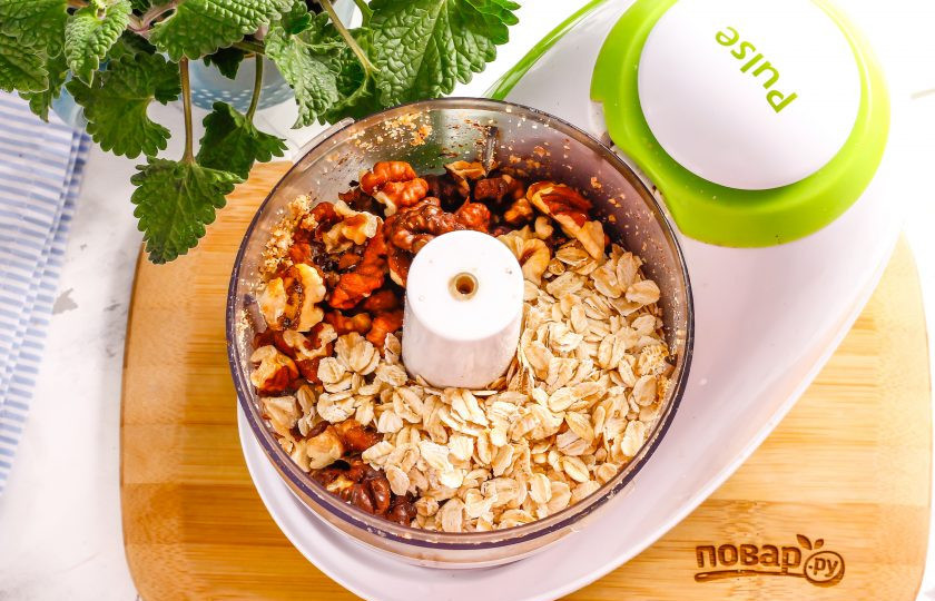 1. Этап. Постные конфеты: Ядра грецких орехов и овсяные хлопья быстрого приготовления высыпьте в чашу блендера. Вместо грецких орехов допустимо использование фундука, миндаля, кешью и т.д.