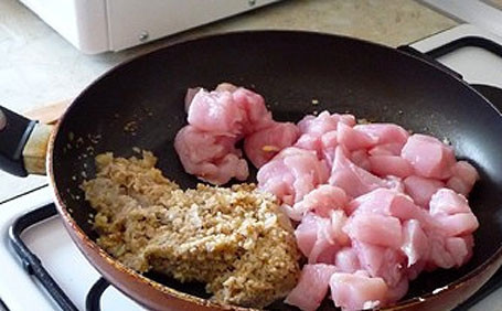 1. Этап. Курица по-ирански: Филе нарезам на небольшие кусочки. Луково-ореховую смесь отодвигаем на одну половину сковородки, а на другой немного обжариваем кусочки филе. Затем смешиваем все и жарим еще пару минут.