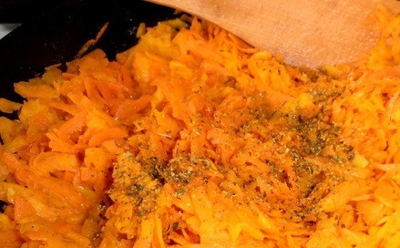 1. Этап. Морковный рулет с сырной начинкой: Еще добавим немного сухой зелени, хорошо перемешиваем и слегка обжариваем-тушим на сливочном масле.