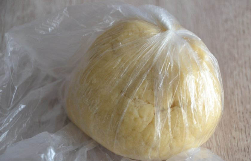 1. Этап. Киш с копченой курицей: Замесите тесто, соберите его в шар, уберите в холодильник на 30 минут.
