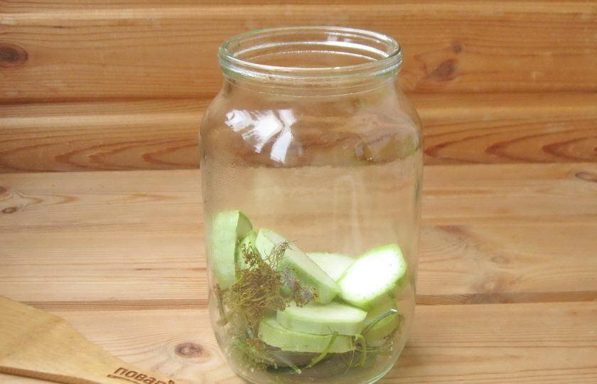 1. Этап. Кабачки со сливами на зиму: Кабачки вымойте, нарежьте кружками и выложите несколько кружков в банку.