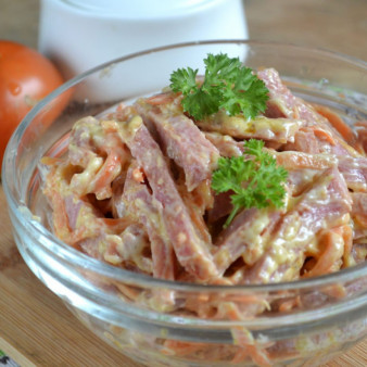 Салат с морковкой и колбасой