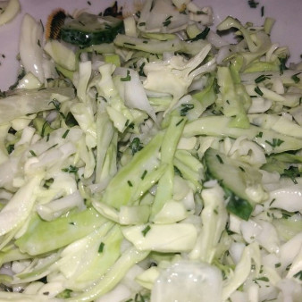 Салат из капусты и огурца с заправкой из нежирного кефира