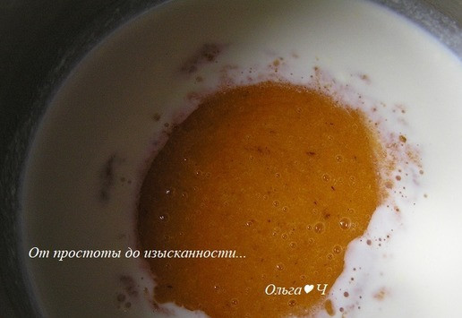 1. Этап. Панна котта с хурмой: Добавьте пюре из хурмы и ванилин, перемешайте.