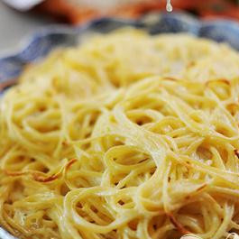 1. Этап. Запеченные макароны с лимоном: Запечь спагетти в духовке. Будет достаточно нескольких минут.