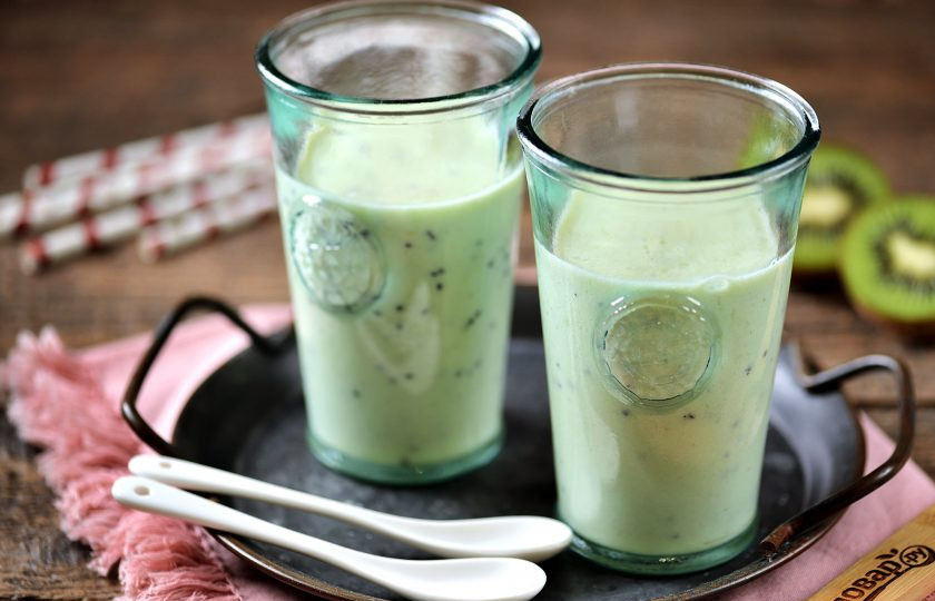 1. Этап. Коктейль Киви и молоко: Разлейте напиток по стаканам и сразу же подавайте к столу. Коктейль 