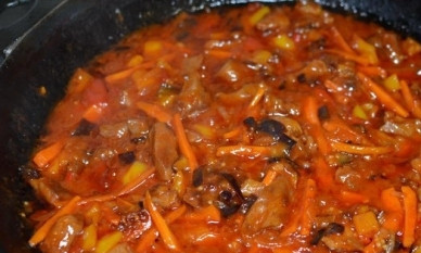 1. Этап. Говядина в кисло-сладком соусе по-китайски: Закрываем сковороду крышкой, уменьшаем огонь. Тушим минут 10.