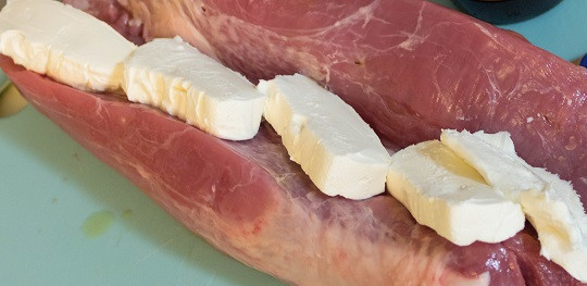 1. Этап. Рулет с плавленым сыром: 3. В середину выложить нарезанный ломтиками плавленый сыр.