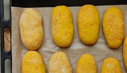 1. Этап. Морковные пироги с индейкой: Пироги расстоялись, я не вынимаю их из духовки, а просто включаю нагрев: пока духовка разогревается, выпечка дополнительно расстаивается. После сигнала о разогреве духовки пироги выпекались при Т 190° 15 минут.