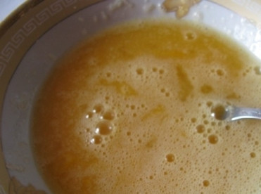 1. Этап. Творожная запеканка с кукурузной мукой: Добавляем щепотку соли и хорошо перемешаем.