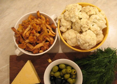 1. Этап. Цветная капуста с грибами и сыром: 1. Вот перед вами весь набор ингредиентов, который будет использован при приготовлении цветной капусты с грибами и сыром.