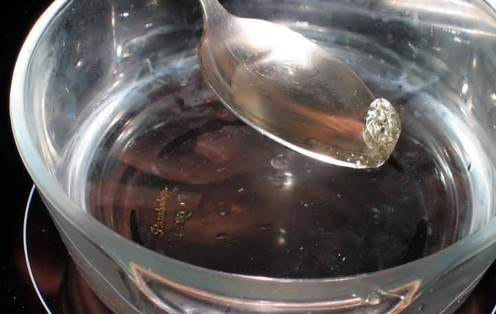 1. Этап. Тирамису от Селезнева: Пока варится сироп, взбейте желтки, желатин залейте 40 мл воды и дайте ему раствориться.