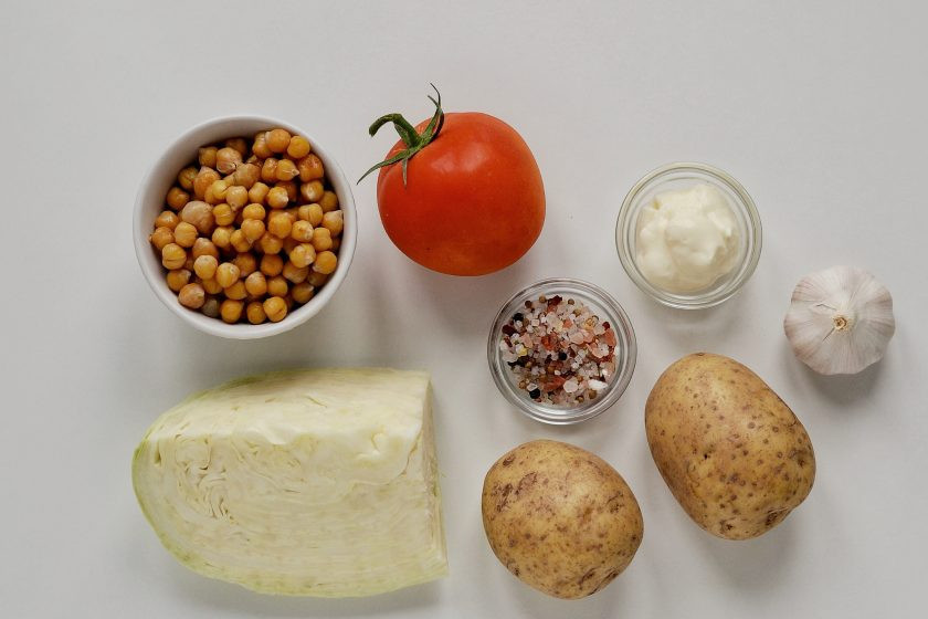 1. Этап. Салат с капустой и нутом: Подготовьте все ингредиенты.