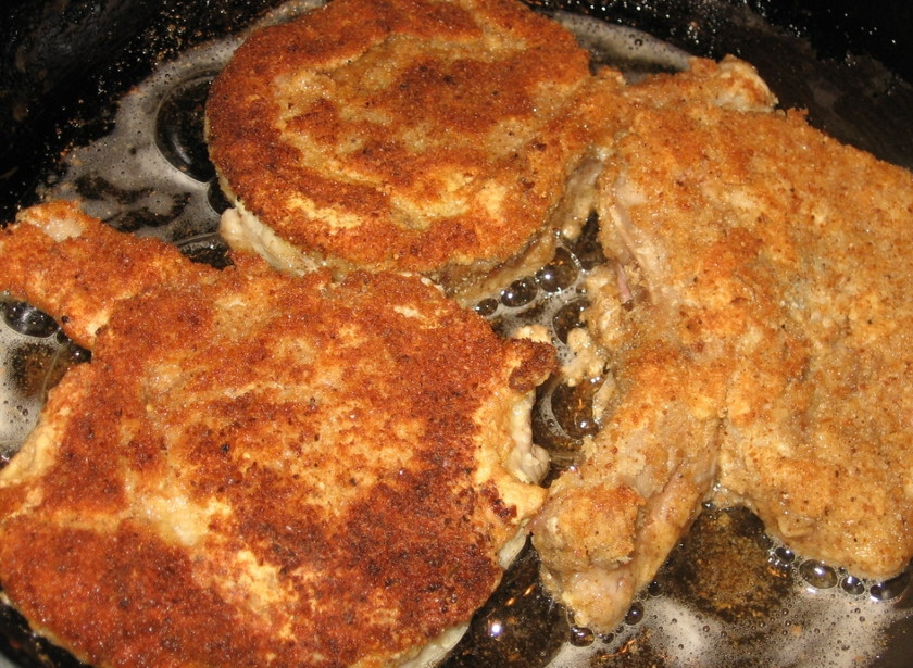 1. Этап. Свиная котлета на косточке: 3. Яйцо вбить в небольшую тарелку и немного взбить вилкой. Каждый кусочек запанировать в муке, затем в яйце и последний слой - сухари. На сковороде хорошо разогреть растительное масло. Отправить туда мясо и обжарить на сильном огне до аппетитной золотистой корочки.