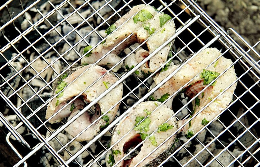 1. Этап. Щука на гриле: Выложите щуку на смазанную маслом решетку гриль.