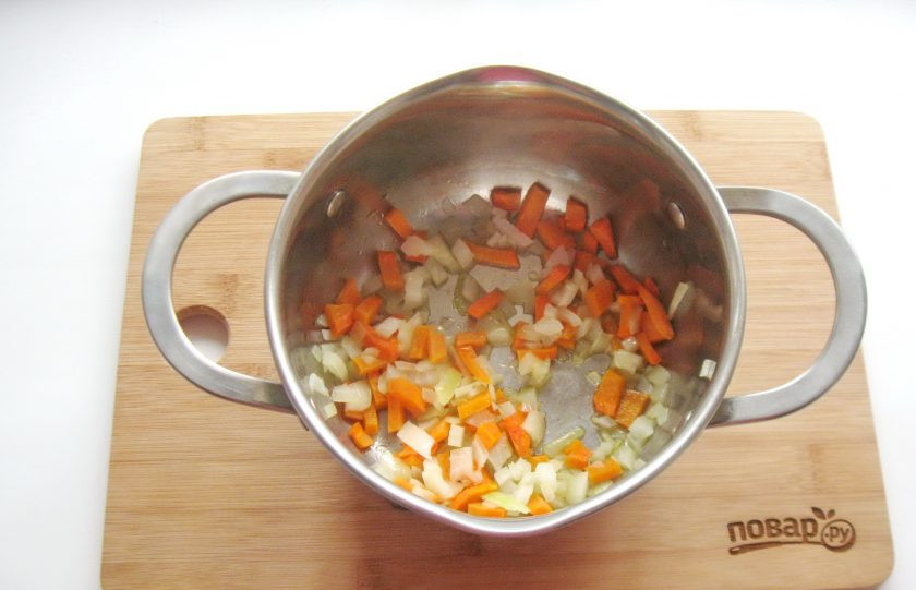 1. Этап. Суп из индейки с вермишелью: Налейте подсолнечное масло и слегка припустите овощи на небольшом огне в течение 7-8 минут, перемешивая.