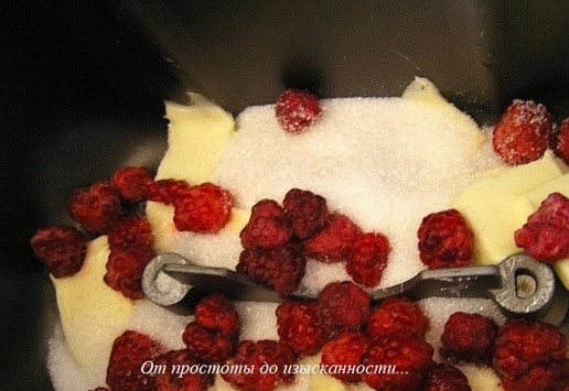 1. Этап. Фламандский хлеб с малиной: В контейнер хлебопечки всыпьте сахар, соль, добавьте масло и малину. Если мешают зернышки, протрите малину через сито, но тогда возьмите 100 г ягод.