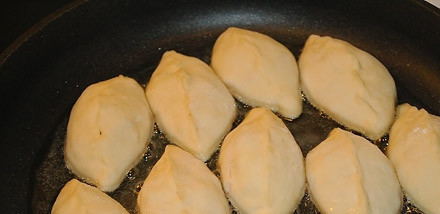 1. Этап. Дрожжевые пирожки на сковороде: 3. Теперь раскатываем тонко тесто, кладем начинку со сковороды, и защипываем края. Жарим пирожки в довольно большом количестве масла.