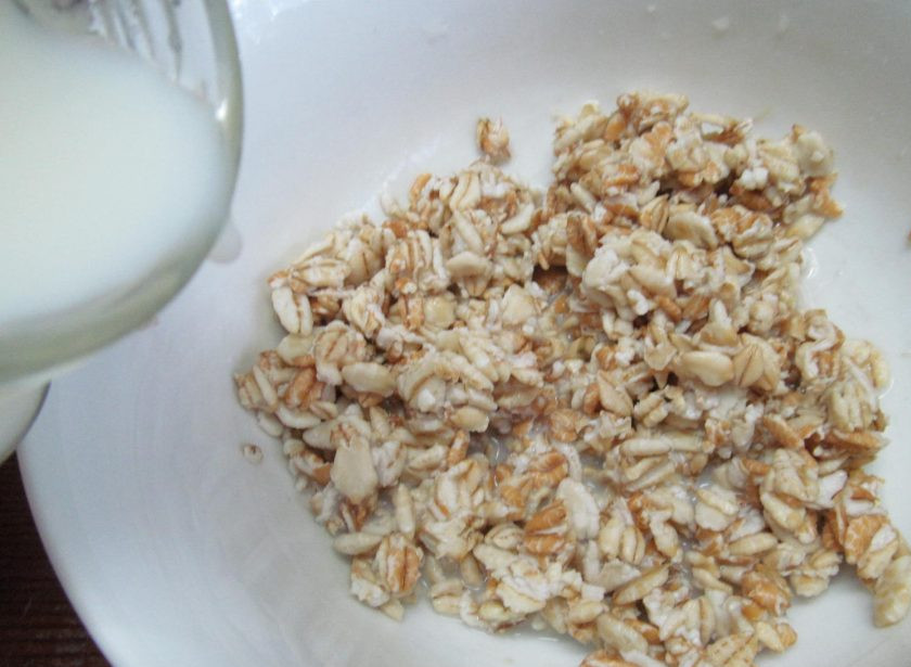 1. Этап. Ореховые оладьи с малиновым соусом: Теплым молоком залейте хлопья 5 злаков на 5-10 минут.