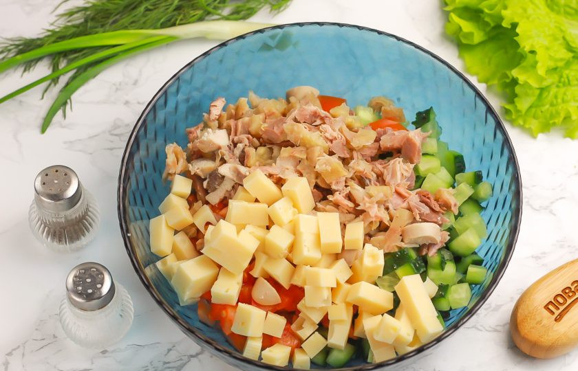 1. Этап. Салат Тёщин: Таким же кубиком нарежьте твердый сыр любого сорта и отварную курицу. Добавьте в емкость.