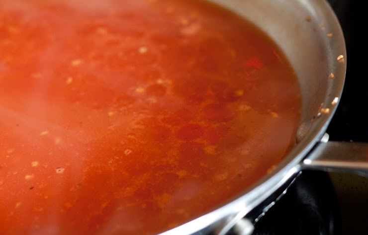 1. Этап. Рис по-мексикански: Добавьте в рис соус, помешать, довести до кипения. Накрыть крышкой, убавить огонь до минимума и варить 50 минут.