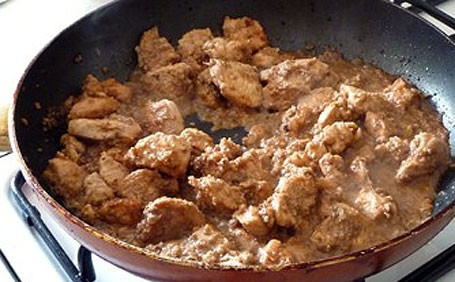 1. Этап. Курица по-ирански: Теперь вливаем гранатовый сок, перемешиваем. Делаем маленький огонь и тушим курицу минут 20. Когда соус станет густым, можно добавить сахар и выключить огонь. Накрываем сковородку крышкой и даем настояться блюду еще 15-20 минут. Готовую курицу обычно подают с рисом, но вы, конечно же, можете выбрать и другой гарнир. Приятного вам аппетита!