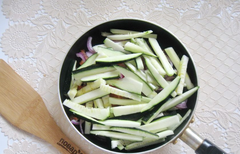 1. Этап. Овощи по-тайски: Цукини или кабачок нарежьте соломкой и выложите в сковороду.