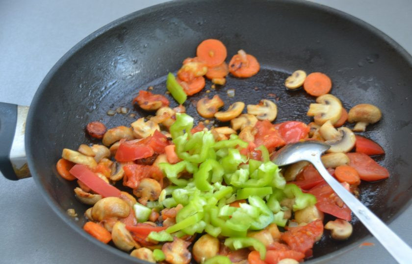 1. Этап. Тушеная картошка без мяса: Добавьте в сковороду порезанный помидор и болгарский перец, потушите еще 5 минут.