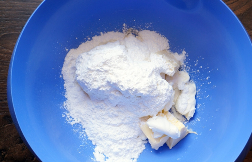 1. Этап. Торт в стиле Рустик: То есть сыр лучше целую ночь продержать в холодильнике, чтобы он был холодным и достаточно твёрдым. А масло наоборот на пару часов (ночь) подержать на кухне на столе, чтобы оно стало мягким и податливым. Только при таких условиях получится отличный крем с нежной текстурой и вкусом. Ход действий самый простой — сложили ингредиенты в миске и взбили миксером до однородности. На это уйдёт минут 5-7. Вот вам совет, о котором много спрашивают. Если пудра скрипит или цвет нужен белее, делайте так: сперва масло и пудру взбиваем миксером на максимуме, минут 5-10. А уже потом вводит сыр.