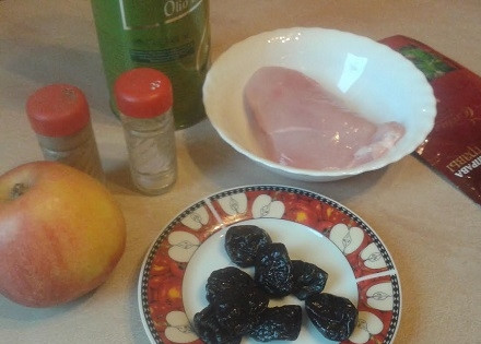 1. Этап. Куриное филе с яблоками и черносливом: Как видите, продуктов нам потребуется мало. Еще понадобится столовая ложка лимонного сока и пол чайной ложки цедры.
