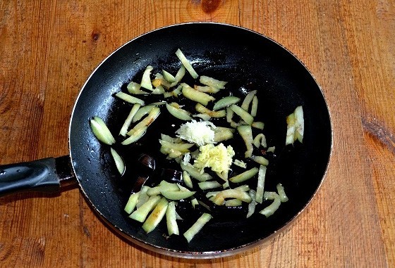 1. Stage. Chinese Chicken with Eggplant: Fry the eggplants in a pan where they cooked the chicken until golden, then add the garlic and ginger, cook for another 2 minutes.