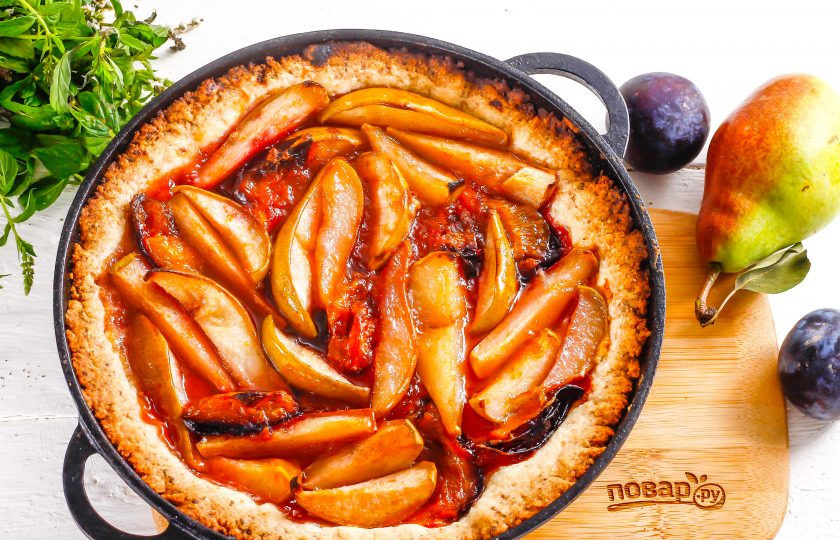 1. Этап. Песочный пирог с грушами и сливами: Когда тесто пропечется, пирог подрумянится — выключите нагрев и извлеките десерт из духовки, дайте ему остыть.