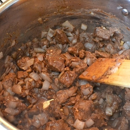 1. Этап. Мясо по-мароккански: Добавляем вино, хорошенько перемешиваем. Вино должно деглазировать содержимое сковороды, то есть собрать все вкусности с дна и стенок сковороды и вернуть их в блюдо.