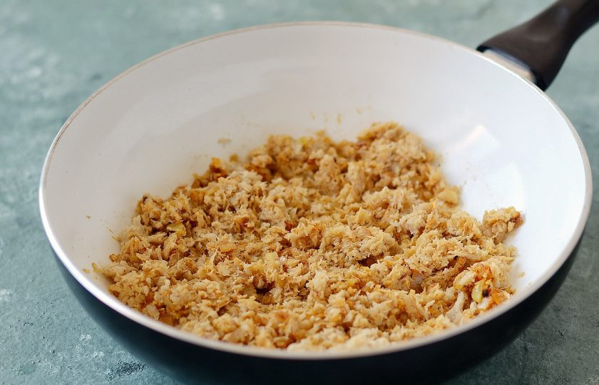 1. Этап. Соевые пельмени: Добавьте соевый текстурат, потушите 5-7 минут, постоянно помешивая.