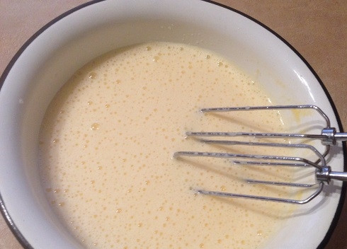 1. Этап. Рулет быстрый: И взбиваем миксером на больших оборотах до посветления и загустения массы. Минут 5-7.