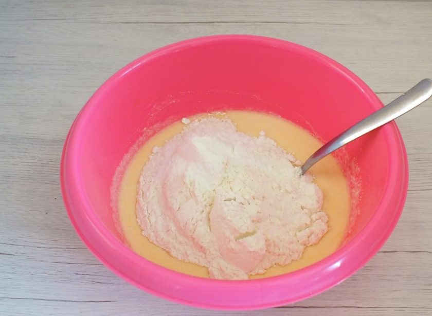 1. Этап. Булочки с вареньем без дрожжей: Добавьте ванилин, соль, муку (большую часть), соду и разрыхлитель.