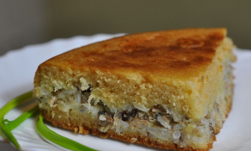 1. Этап. Пирог из сайры с рисом: Подавать можно через 10 минут после того, как пирог испечется. Тогда выпечка не будет крошиться. Режем, подаем с зеленью! Приятного аппетита!