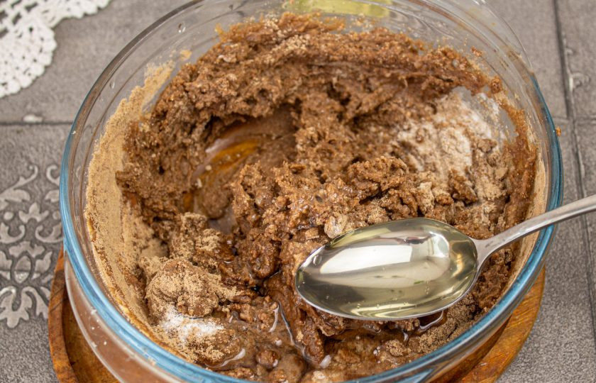 1. Этап. Льняной кето-хлеб: Влейте в тесто оливковое масло.