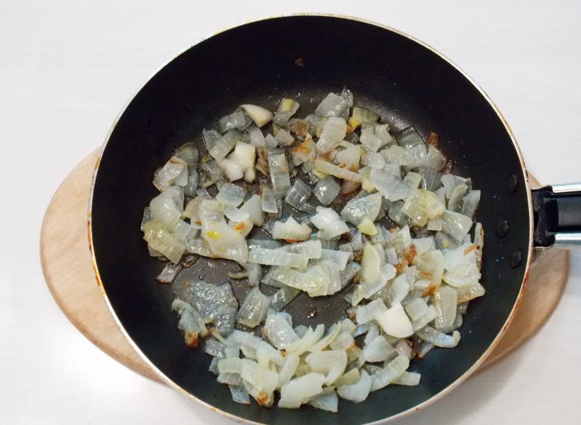 1. Этап. Паста Том Ям: Лук почистите и порежьте. Положите в сковороду, где обжаривался чеснок. Обжаривайте лук на среднем огне, перемешивая, в течение 5-7 минут, до готовности. Переложите лук в миску с чесноком.