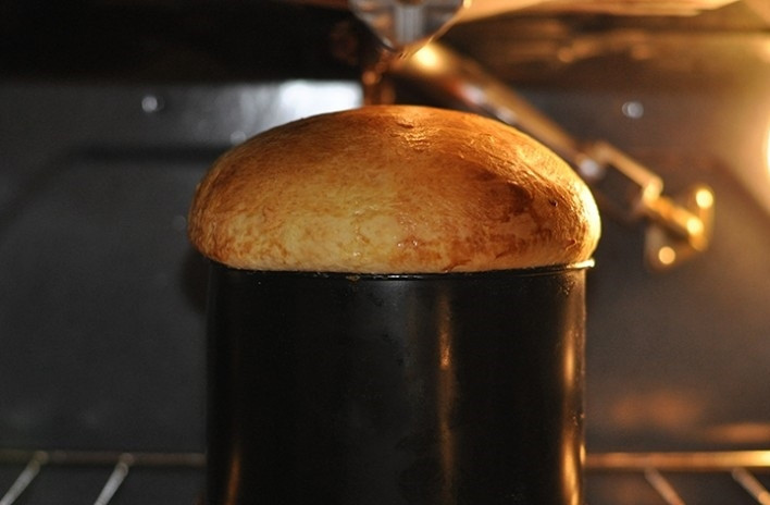 1. Этап. Заварной кулич: 17. Отправьте куличи в хорошо разогретую духовку и выпекайте до румяности. Время зависит от размера формочек.